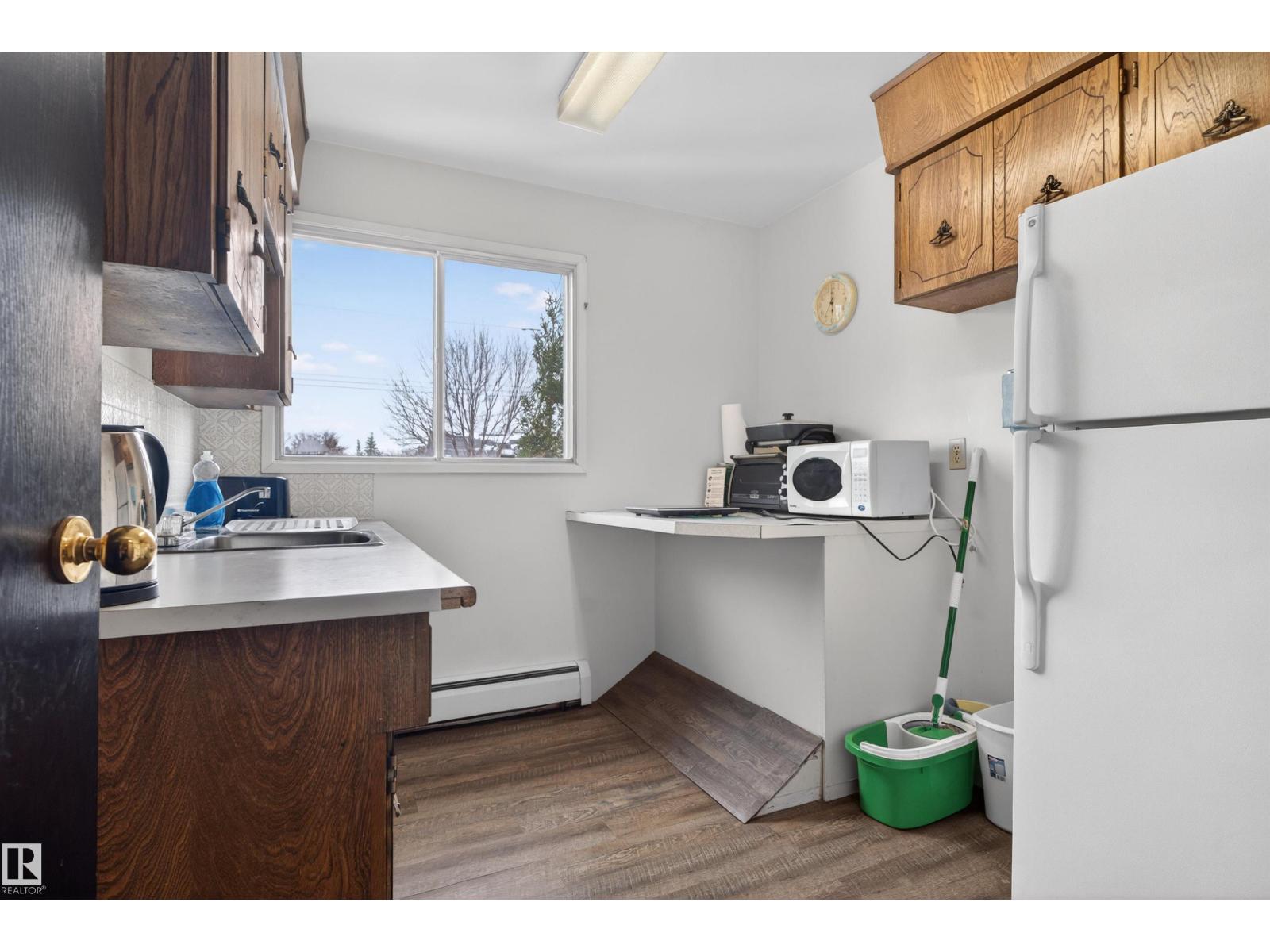 9732 75 AV NW, Edmonton