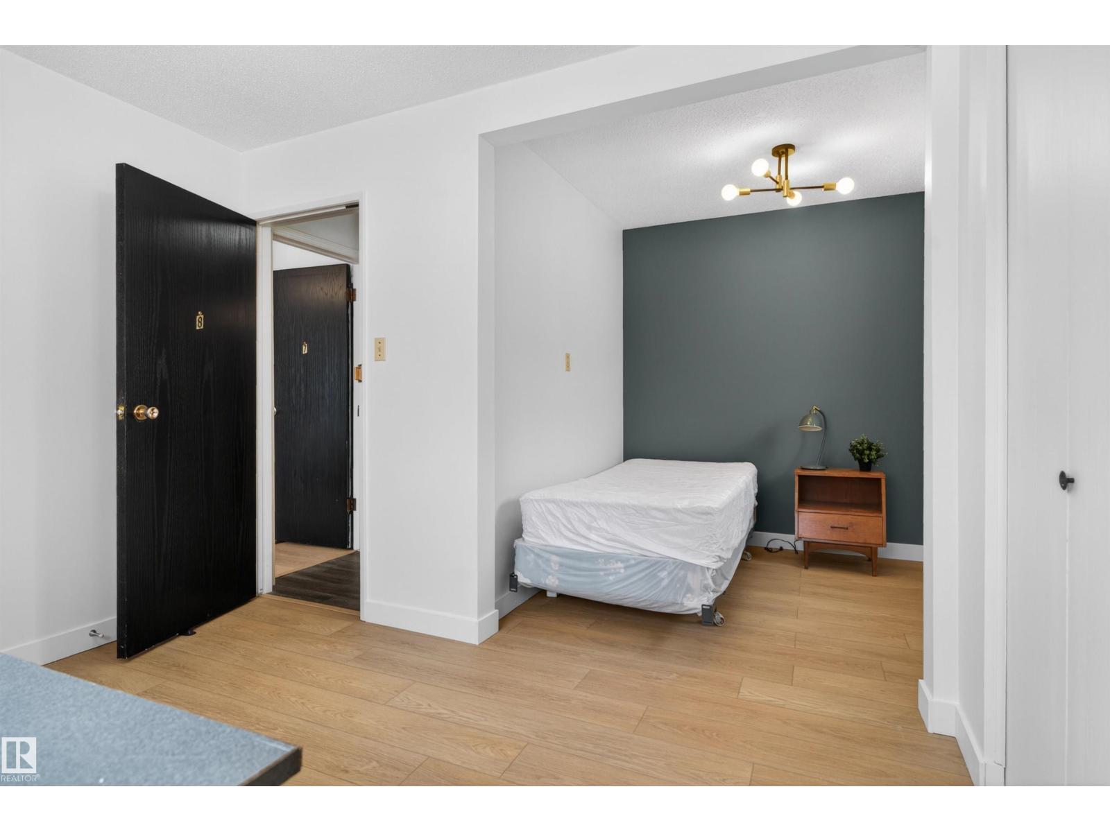 9732 75 AV NW, Edmonton