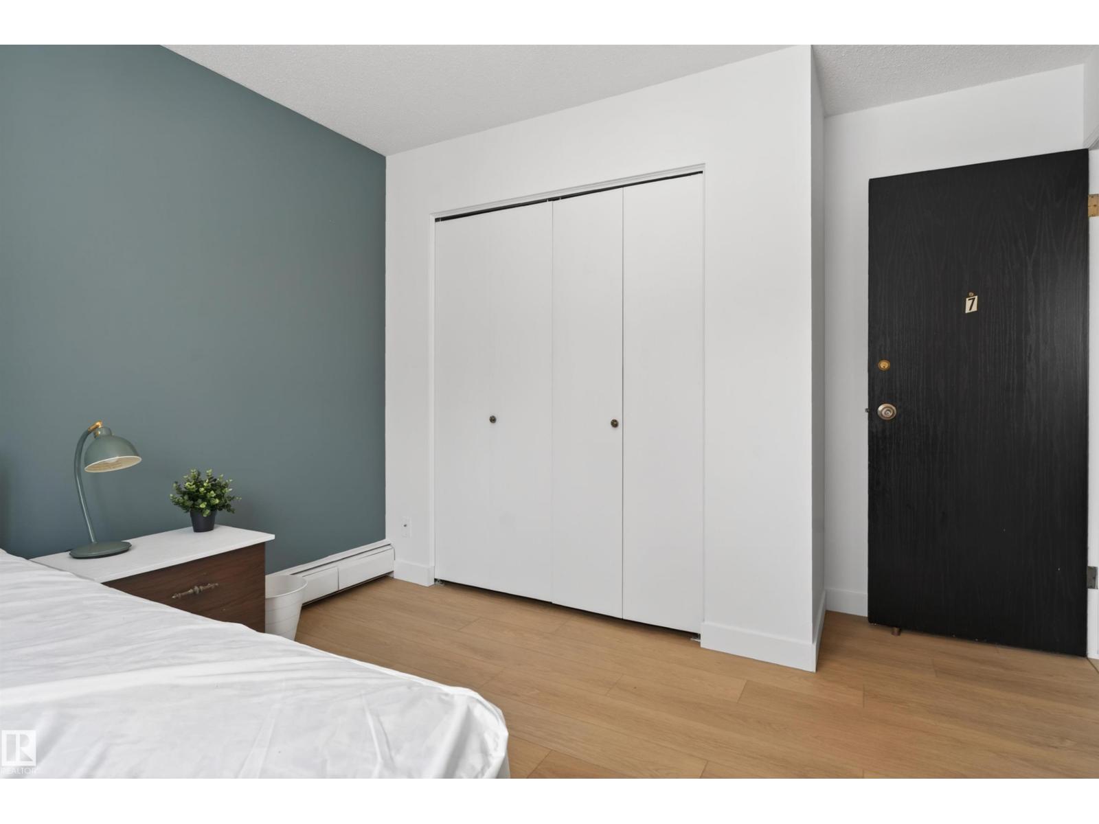 9732 75 AV NW, Edmonton