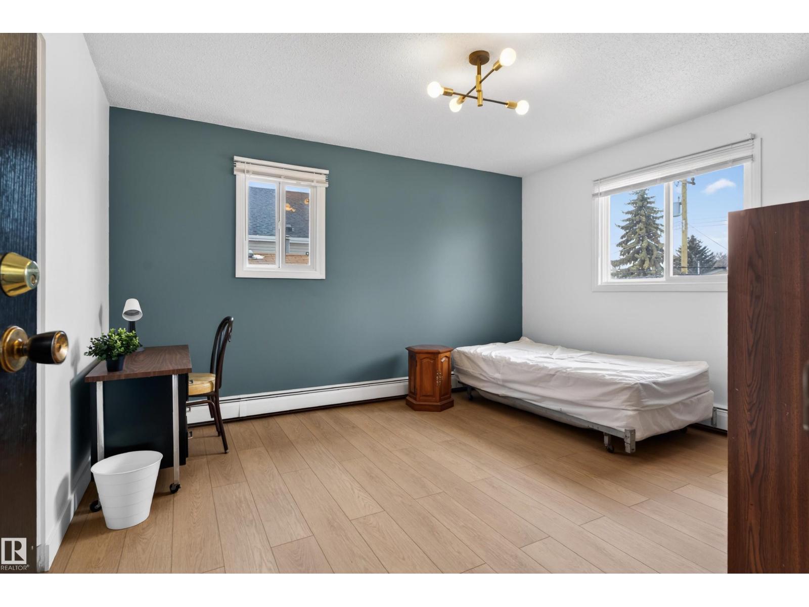 9732 75 AV NW, Edmonton