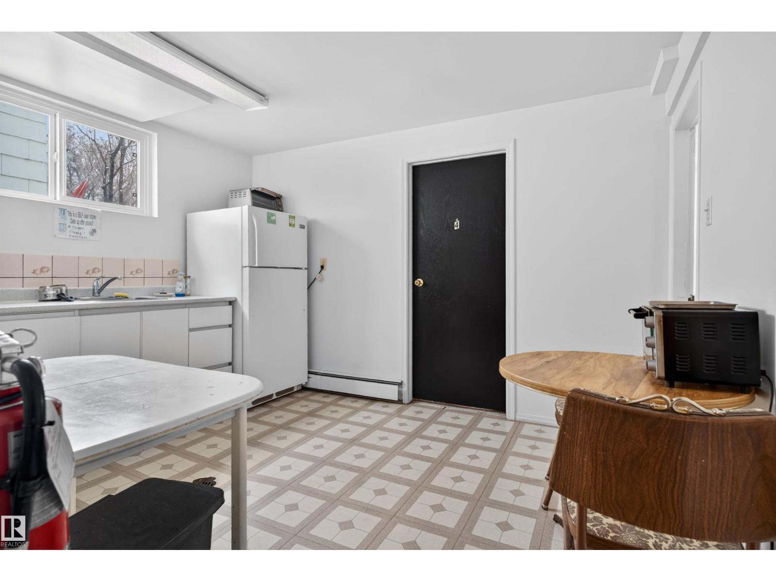 9732 75 AV NW, Edmonton