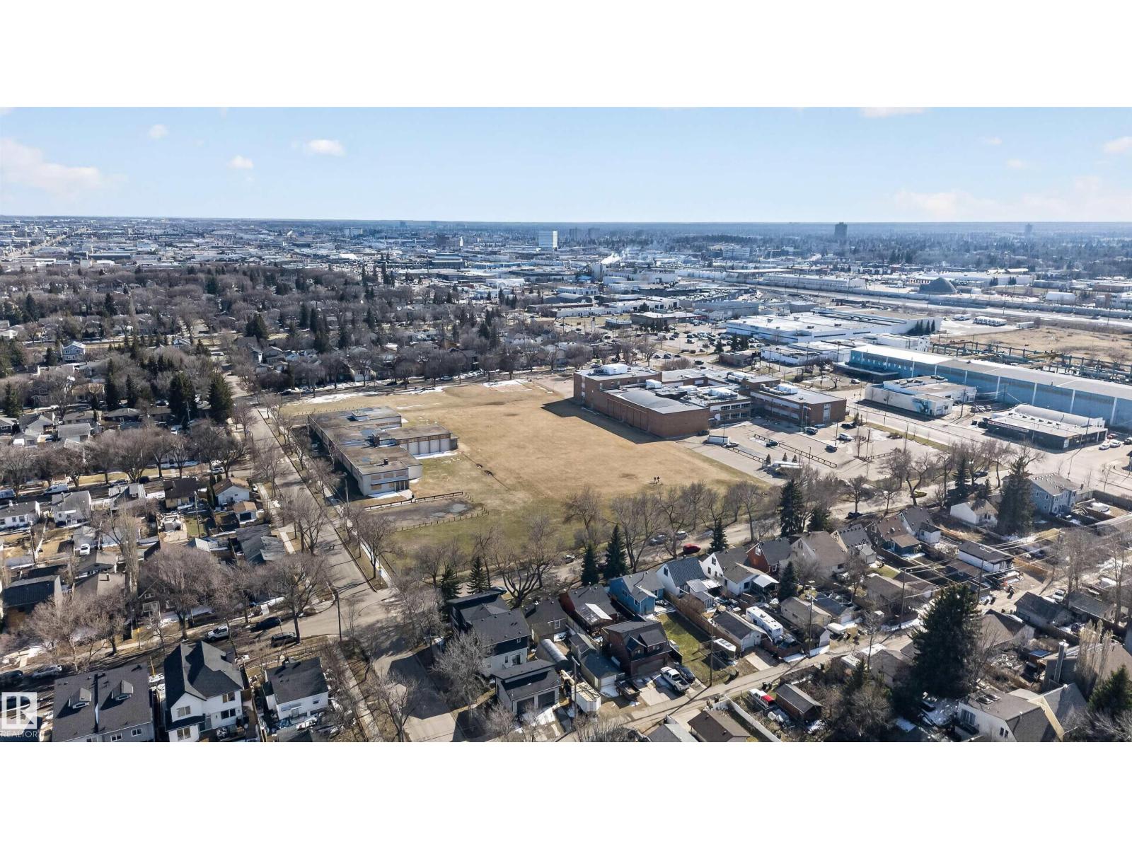 9732 75 AV NW, Edmonton