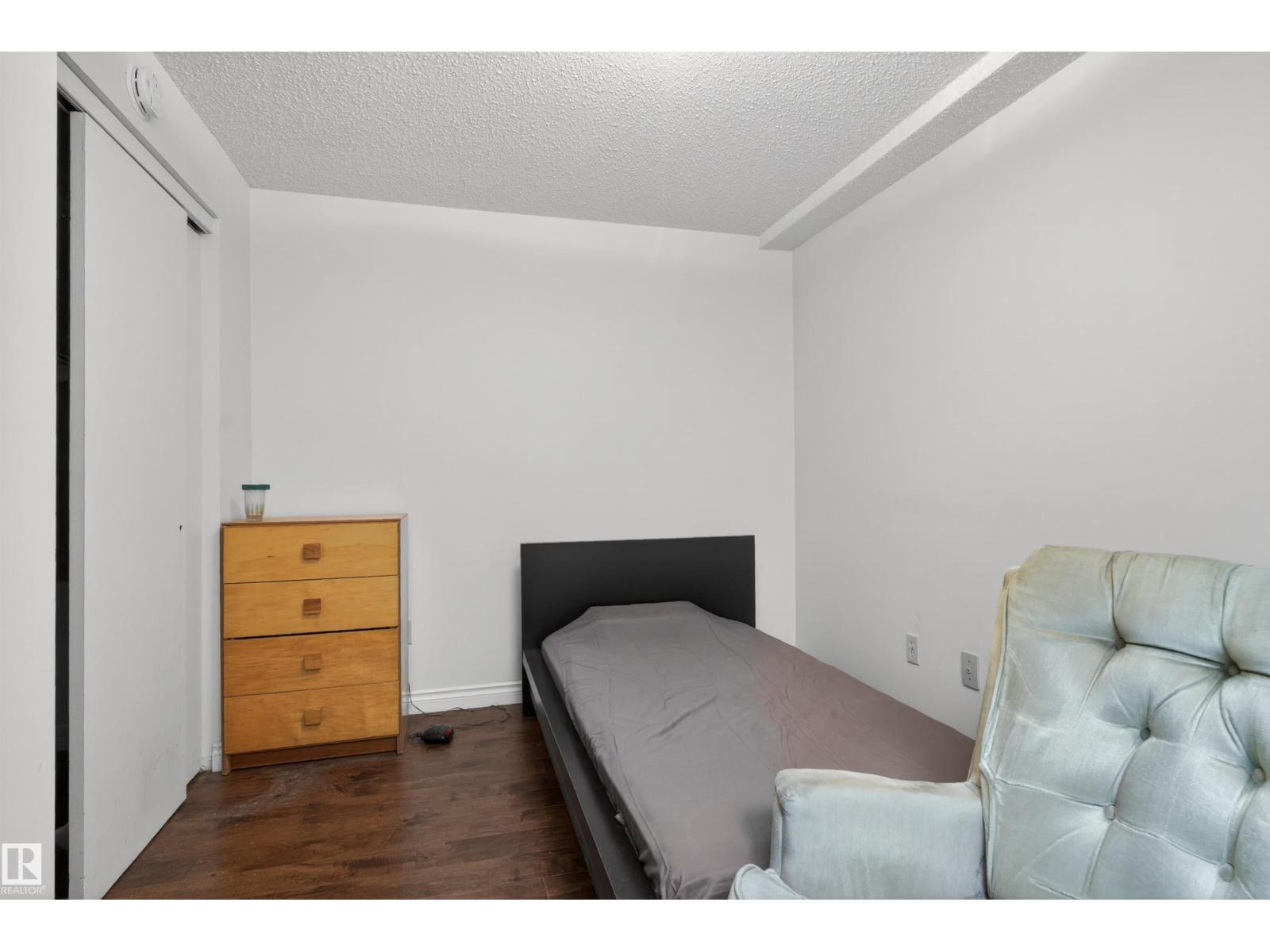 9732 75 AV NW, Edmonton