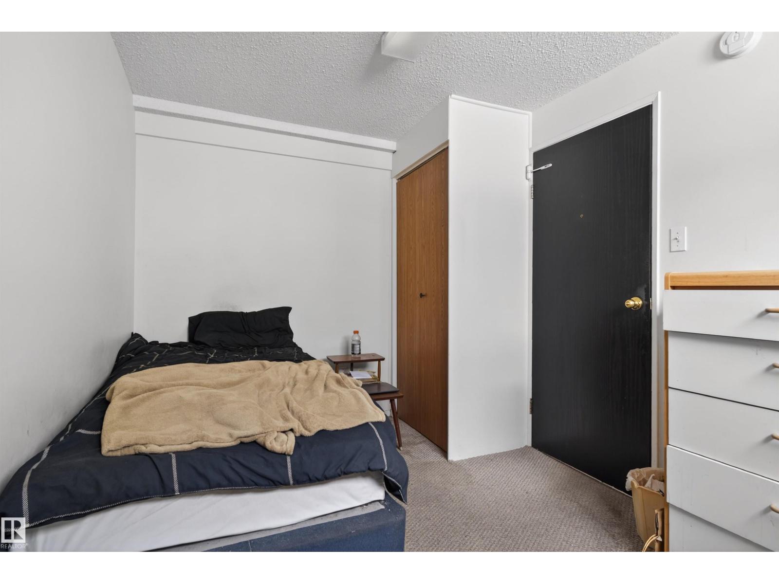 9732 75 AV NW, Edmonton