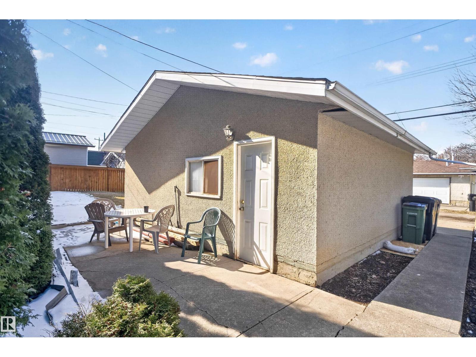 9732 75 AV NW, Edmonton