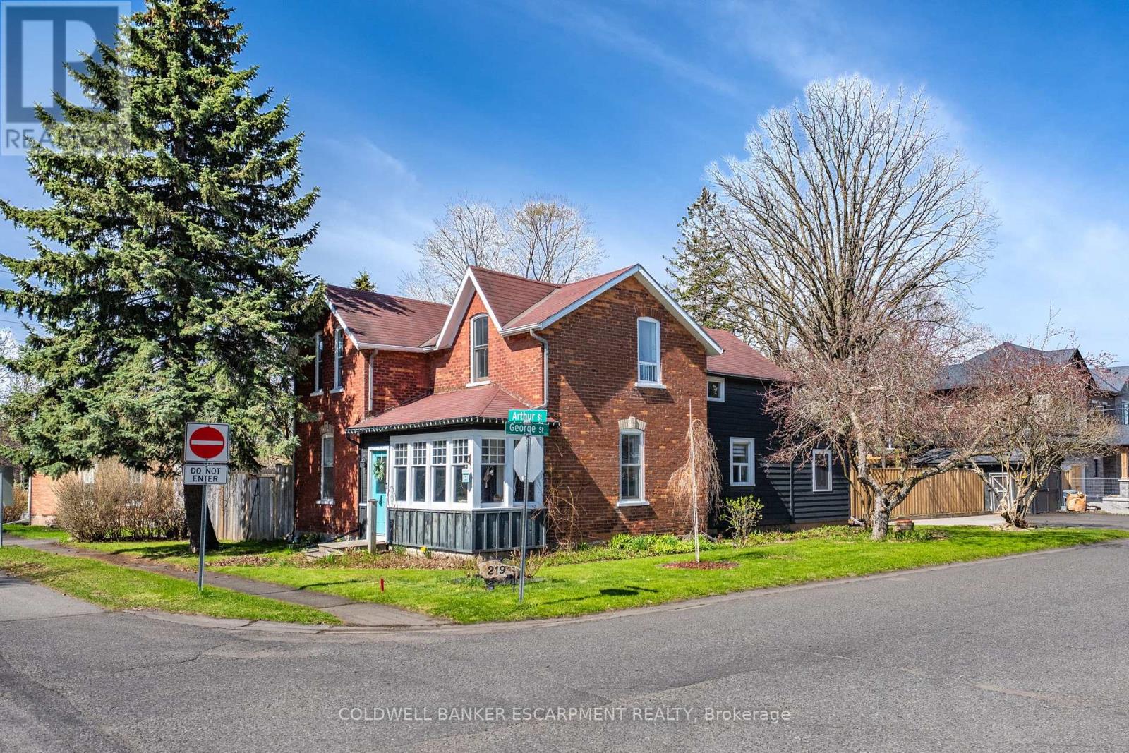 219 ARTHUR STREET - 1