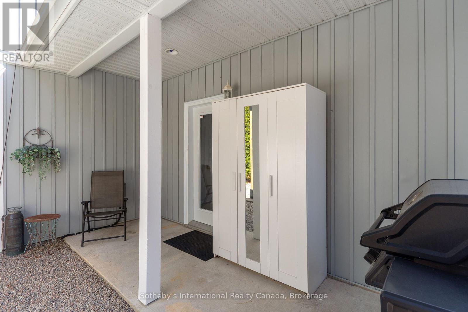 604 CHAMPLAIN ROAD - 36