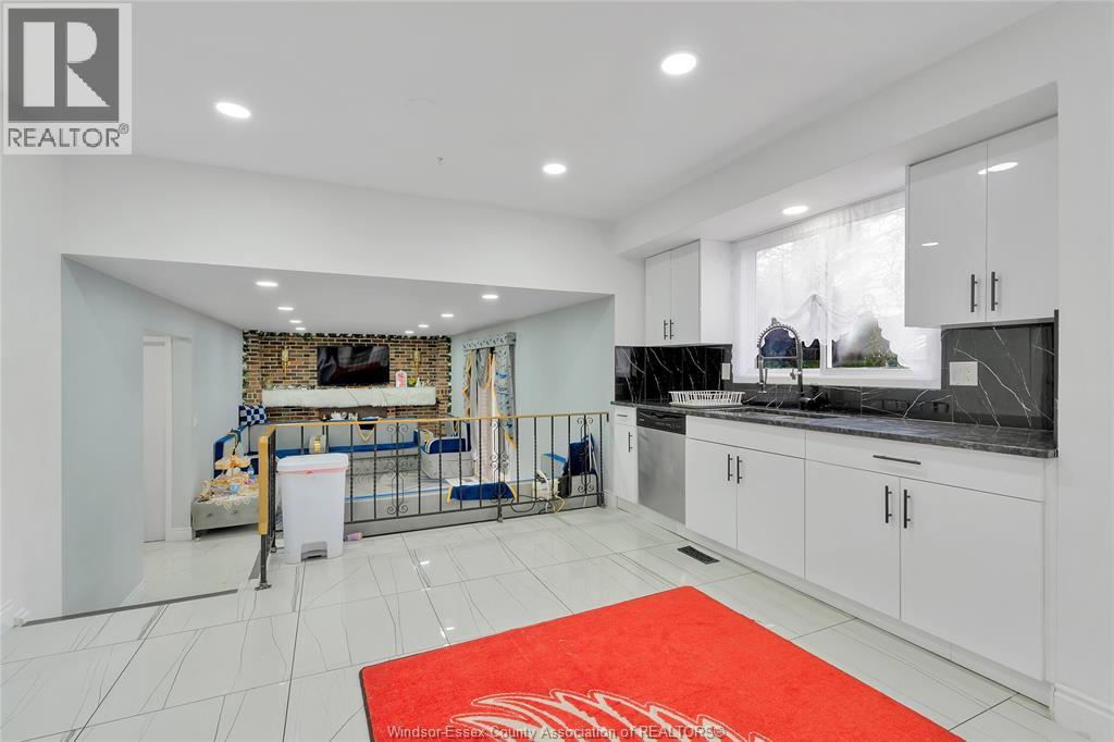 655 ROSELAND DRIVE South — photo 9