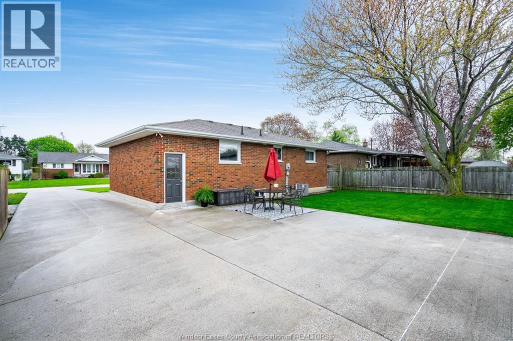 1654 Fairlea CRESCENT - 38