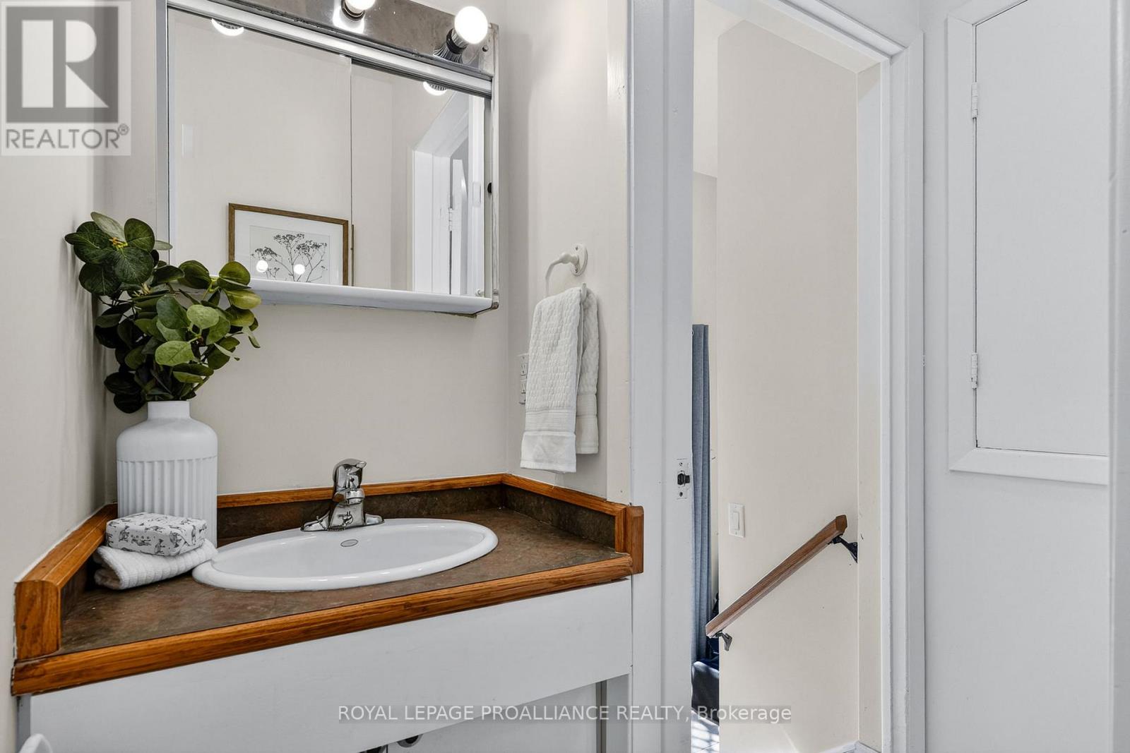 1 MEREDITH AVENUE - 27