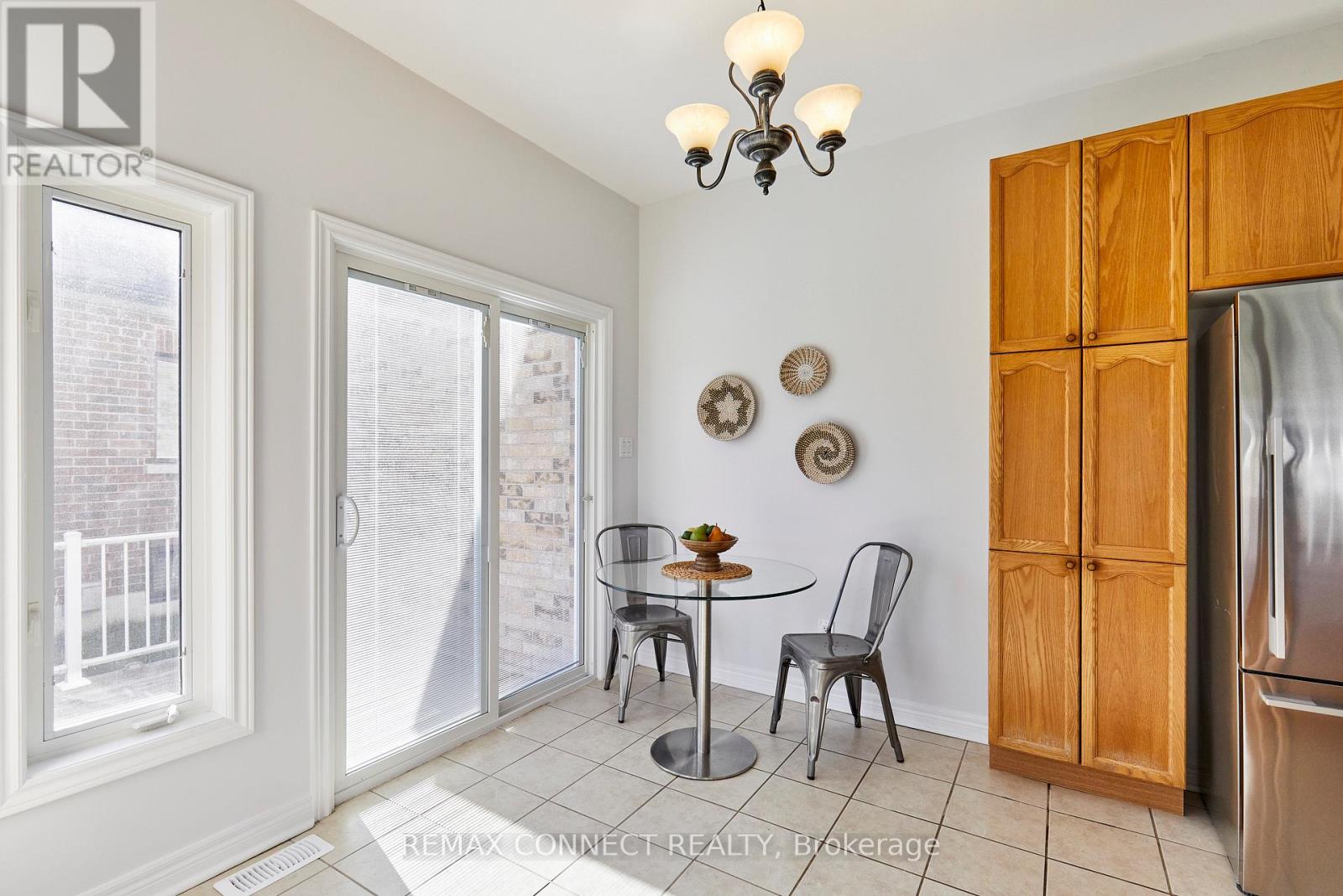 304 WATERBURY CRESCENT - 13