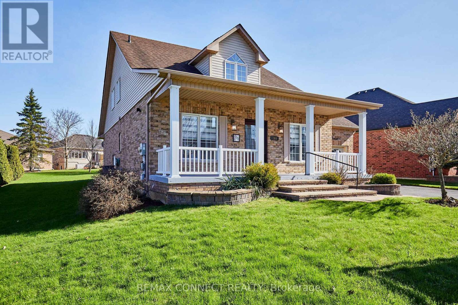 304 WATERBURY CRESCENT - 2