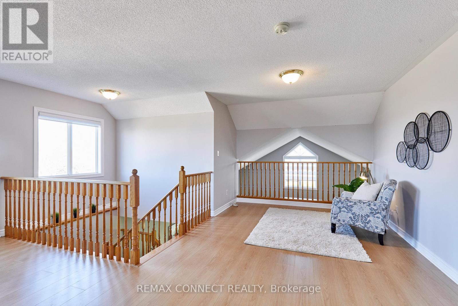 304 WATERBURY CRESCENT - 23