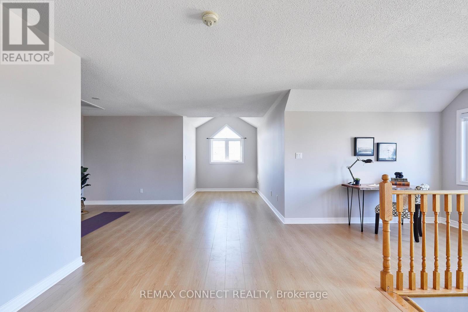 304 WATERBURY CRESCENT - 24