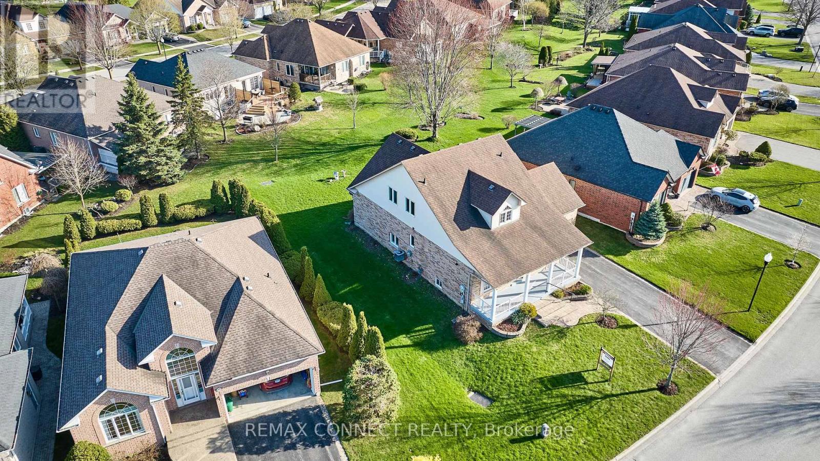 304 WATERBURY CRESCENT - 3