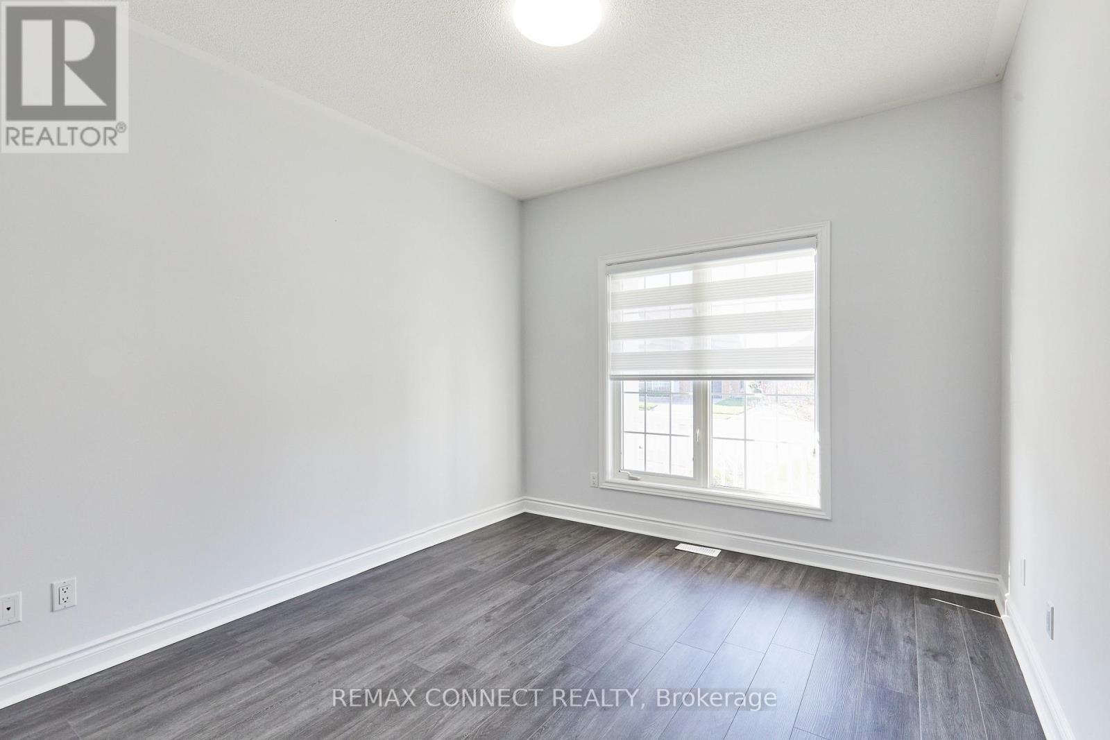 304 WATERBURY CRESCENT - 34