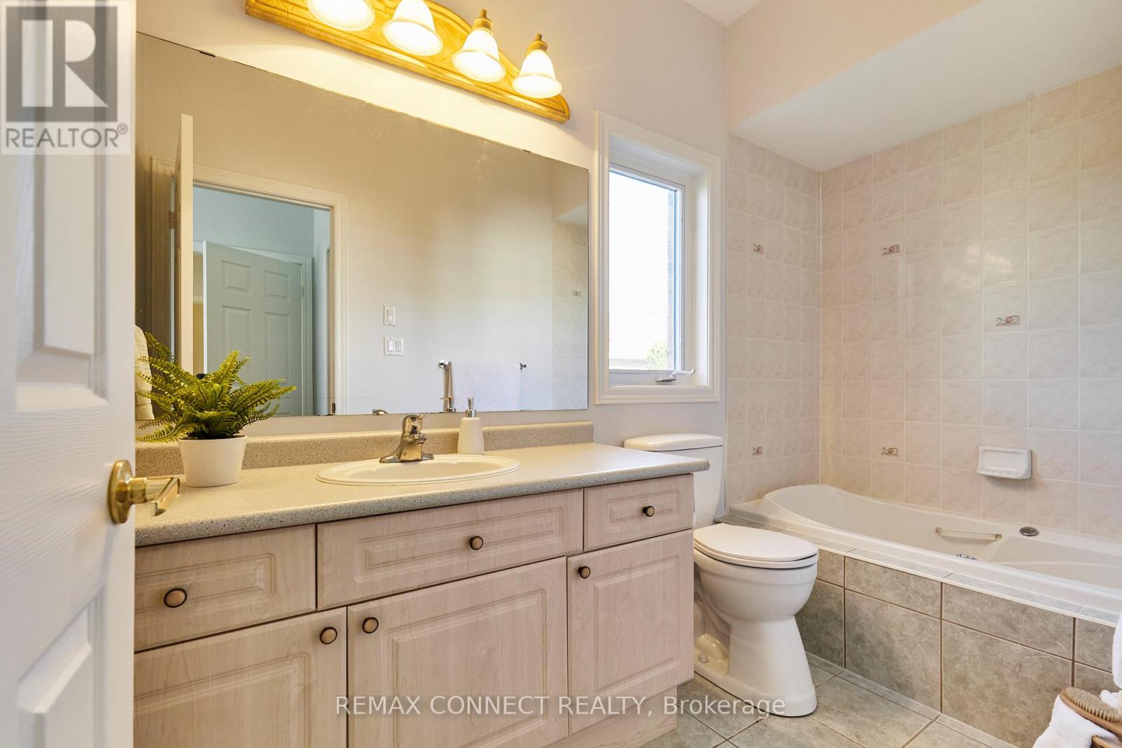 304 WATERBURY CRESCENT - 37