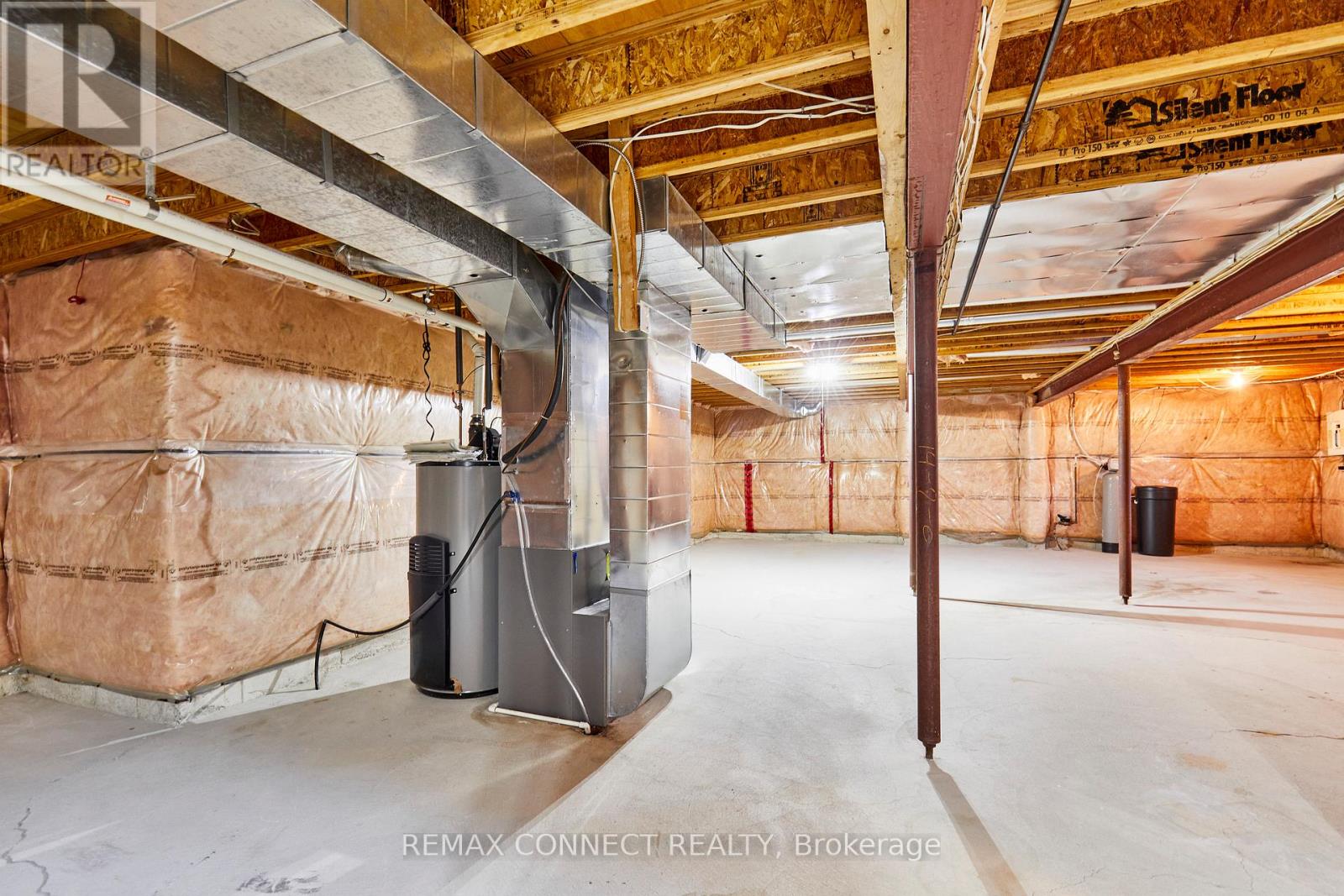 304 WATERBURY CRESCENT - 38
