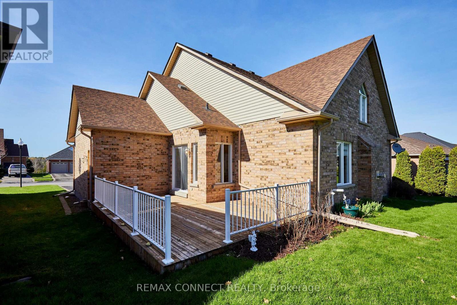 304 WATERBURY CRESCENT - 41