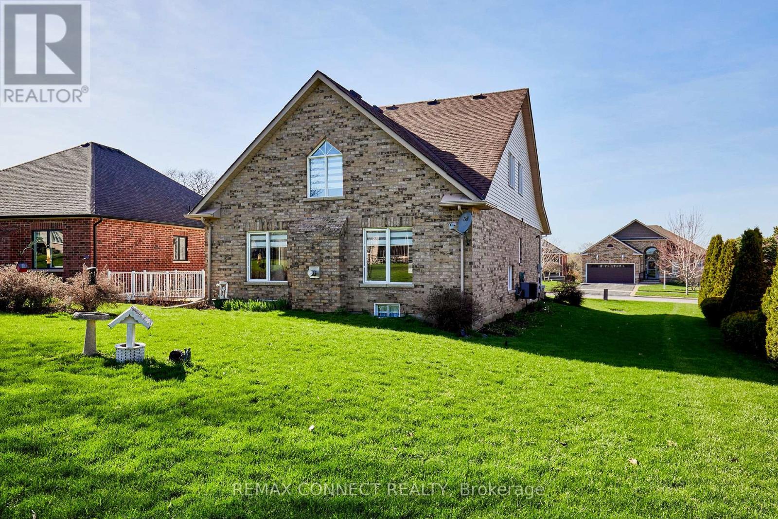 304 WATERBURY CRESCENT - 43