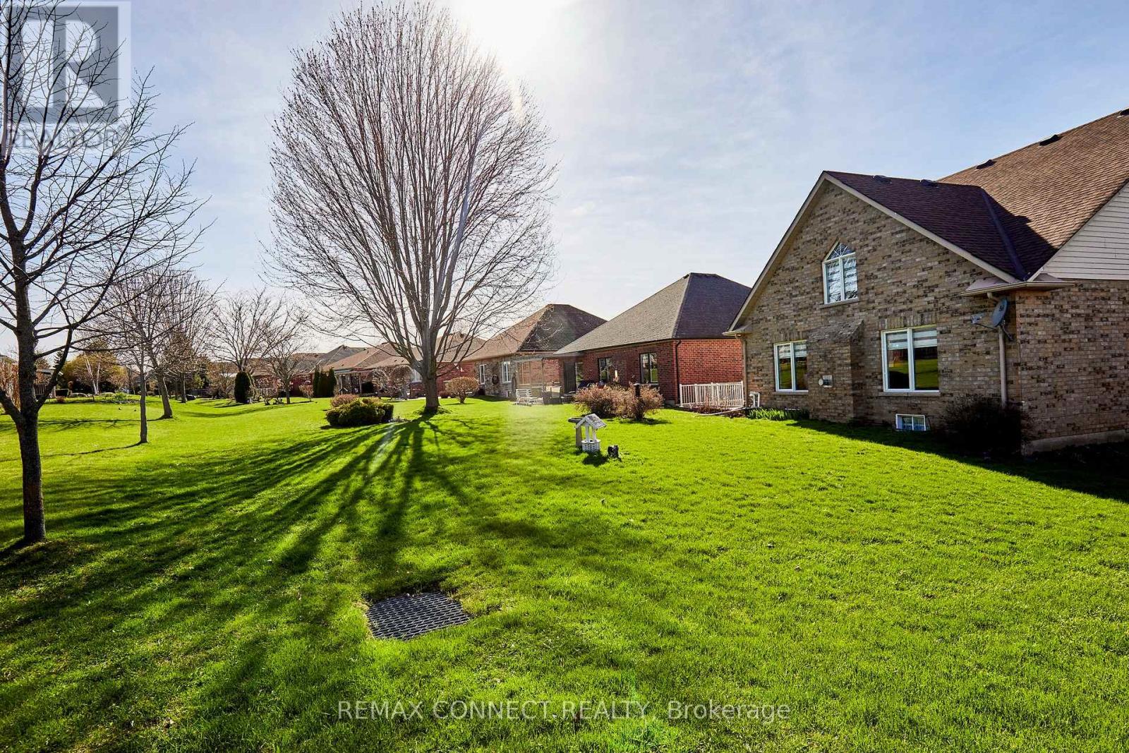 304 WATERBURY CRESCENT - 44