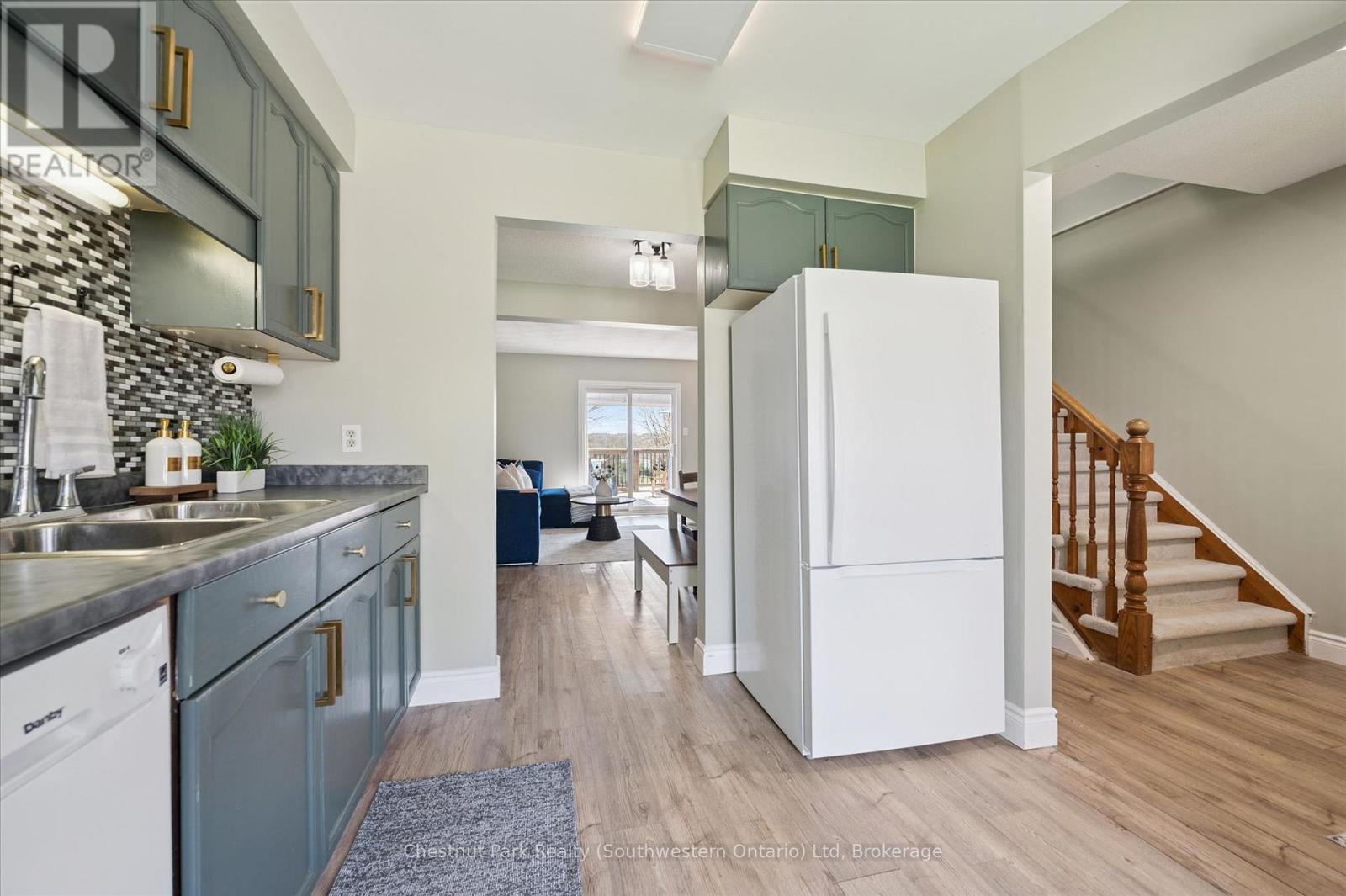 33 WILSON CRESCENT - 10