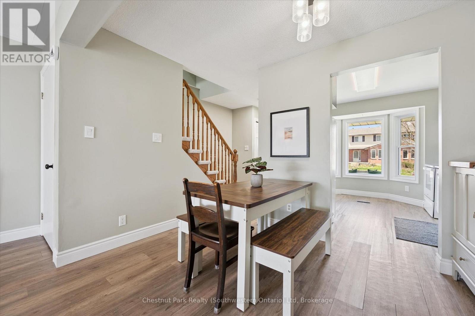 33 WILSON CRESCENT - 11