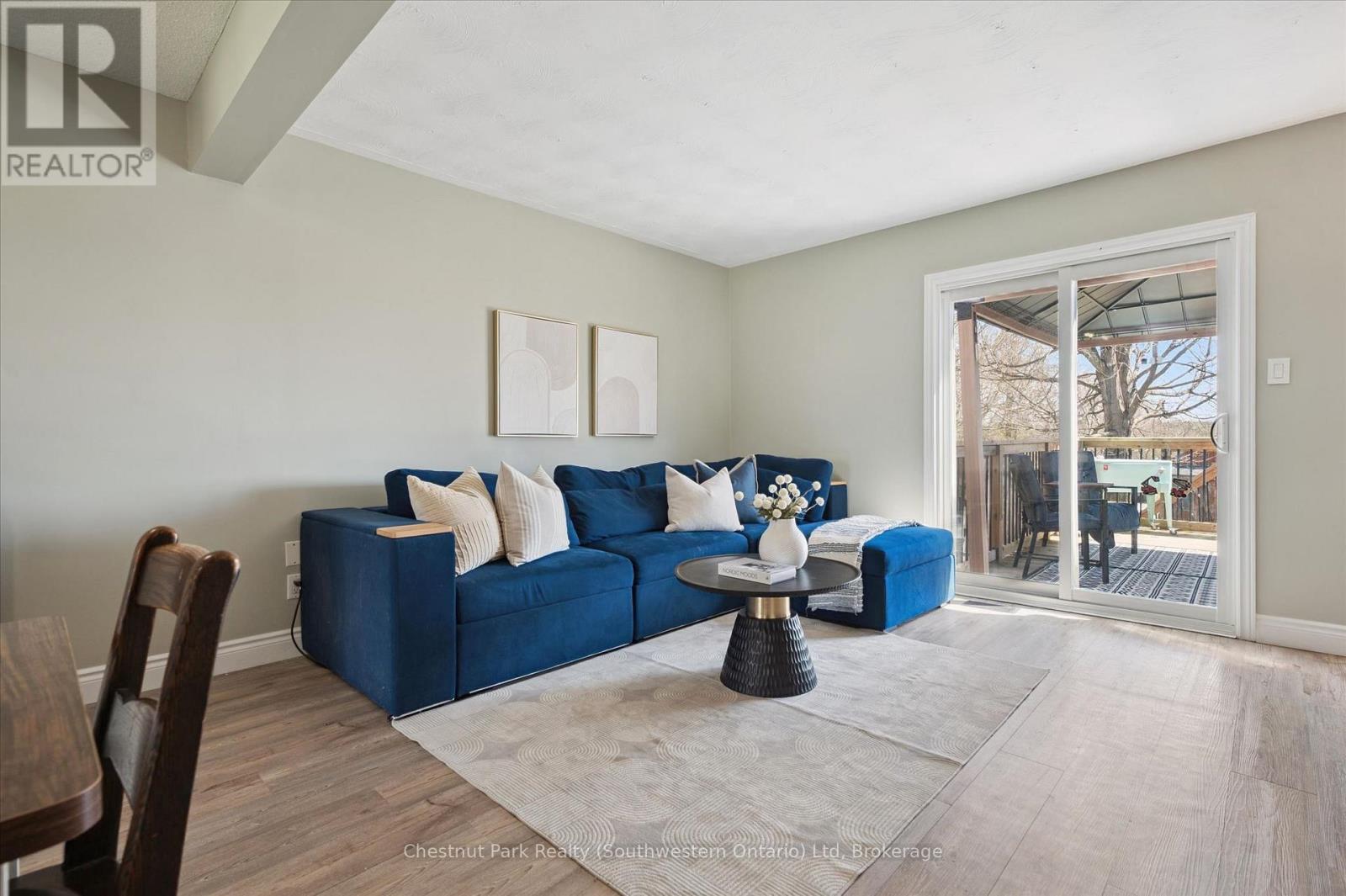33 WILSON CRESCENT - 13