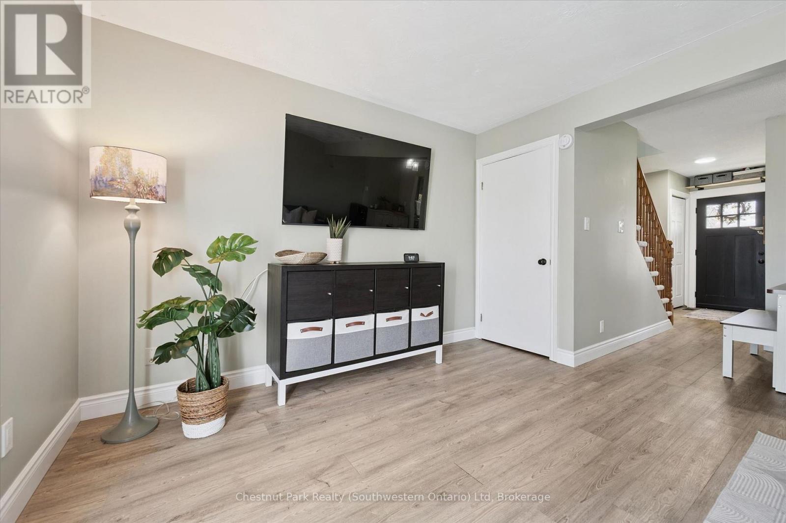 33 WILSON CRESCENT - 16