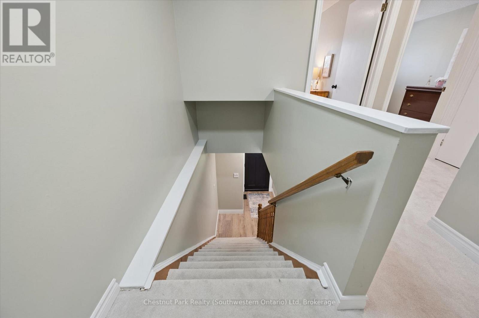 33 WILSON CRESCENT - 19