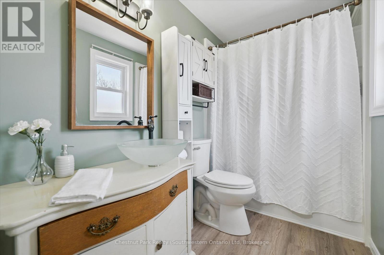 33 WILSON CRESCENT - 22