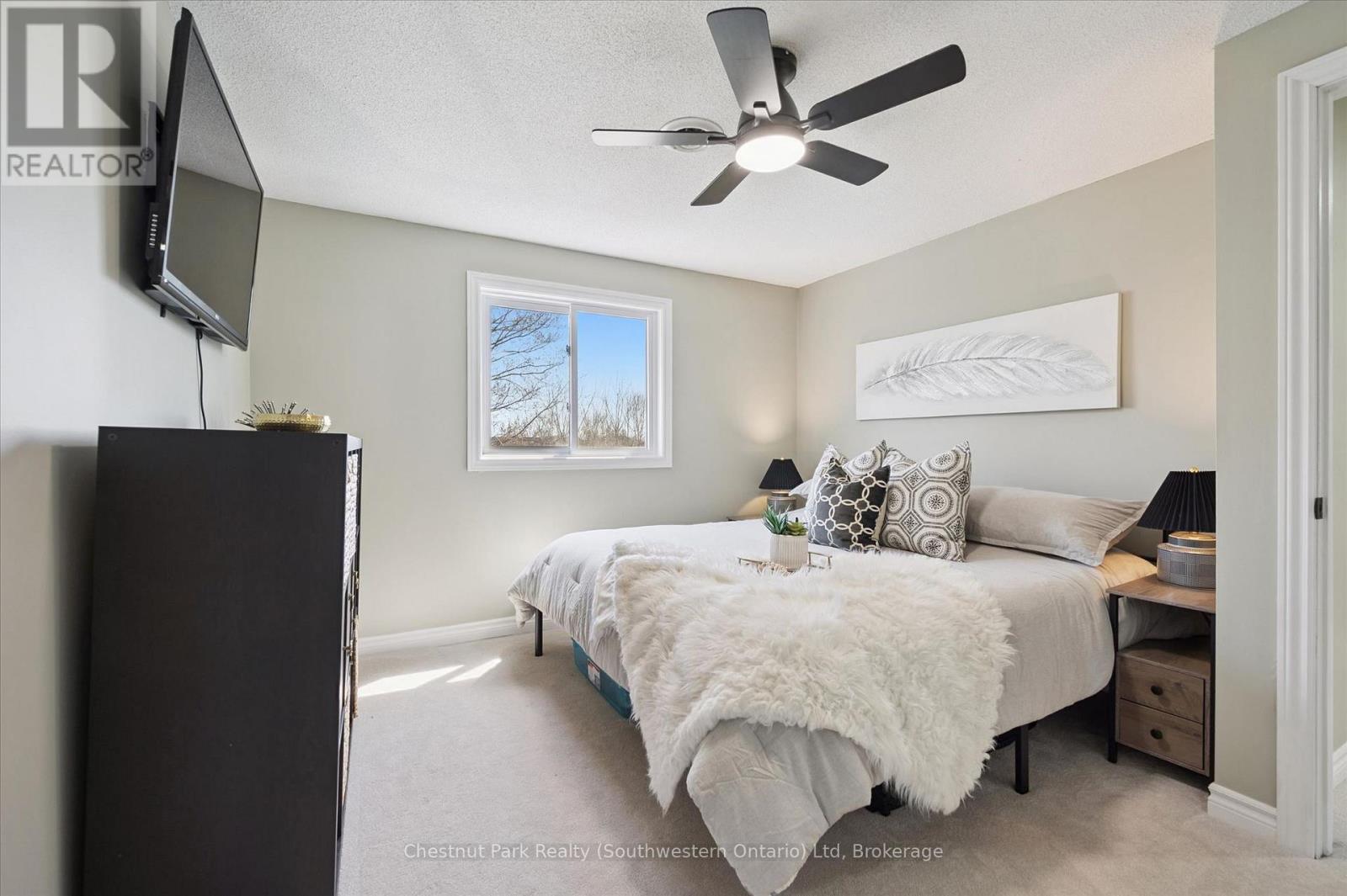 33 WILSON CRESCENT - 23