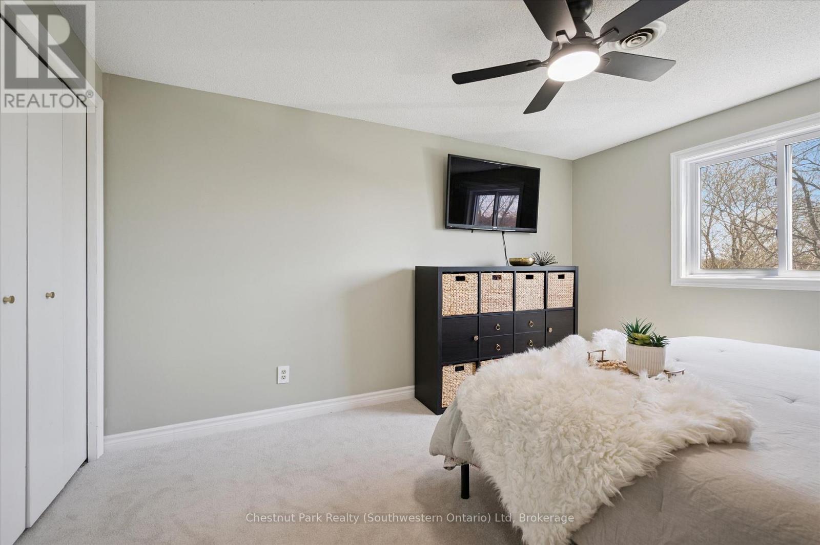 33 WILSON CRESCENT - 24