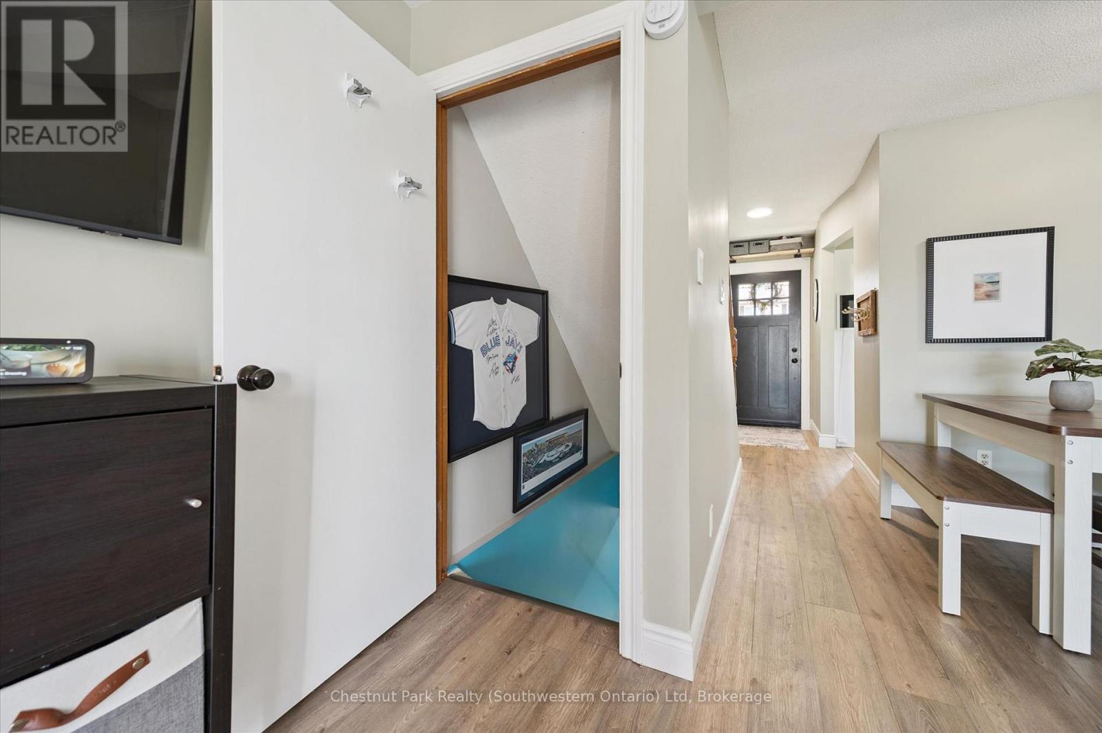 33 WILSON CRESCENT - 25