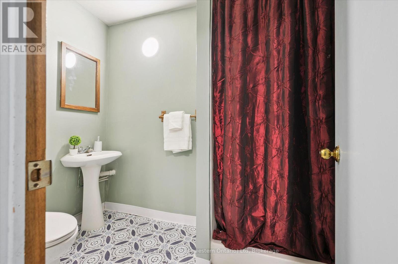 33 WILSON CRESCENT - 30