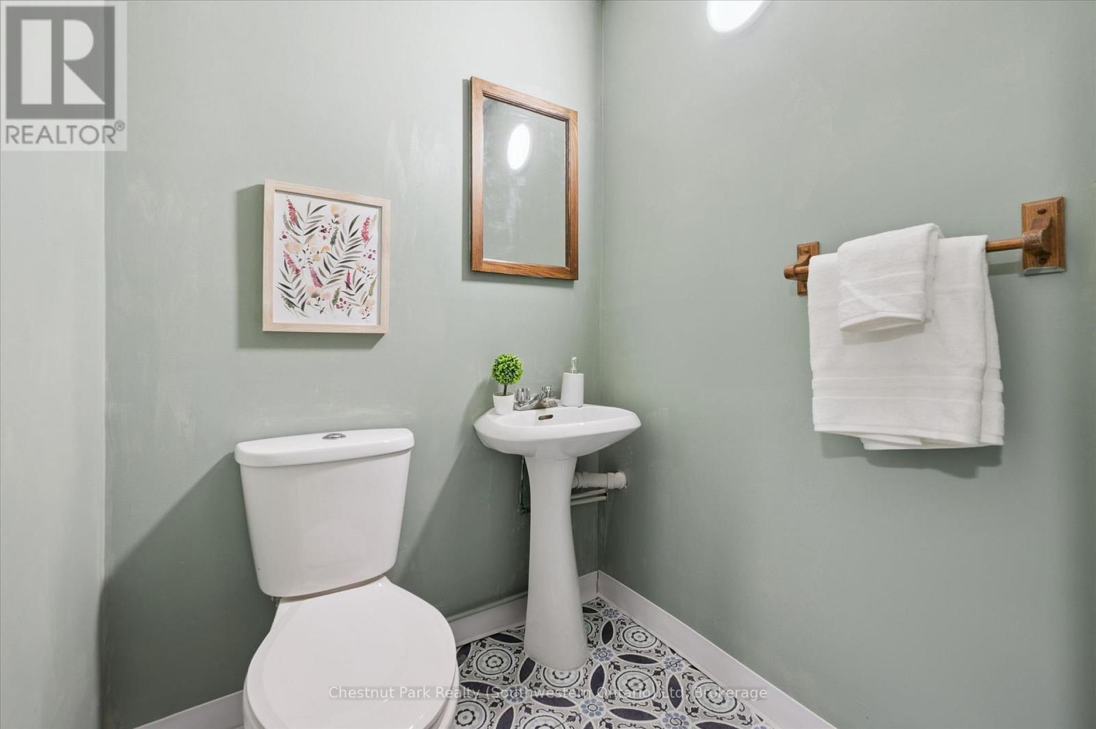 33 WILSON CRESCENT - 31