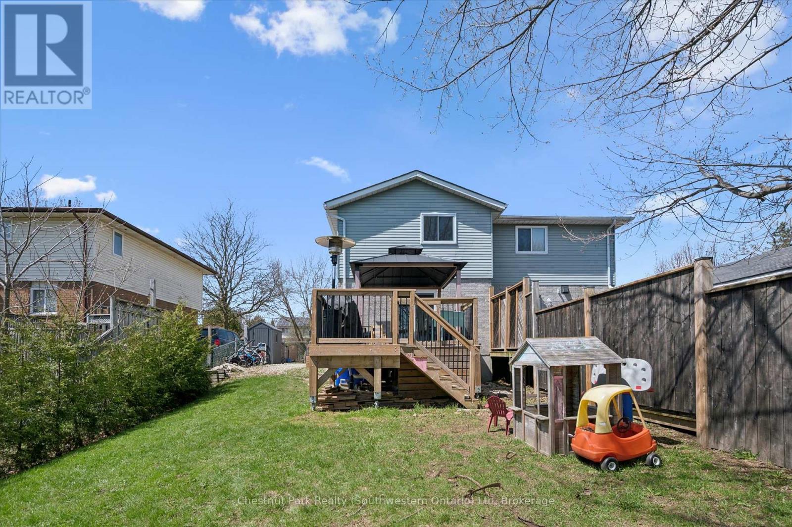 33 WILSON CRESCENT - 32