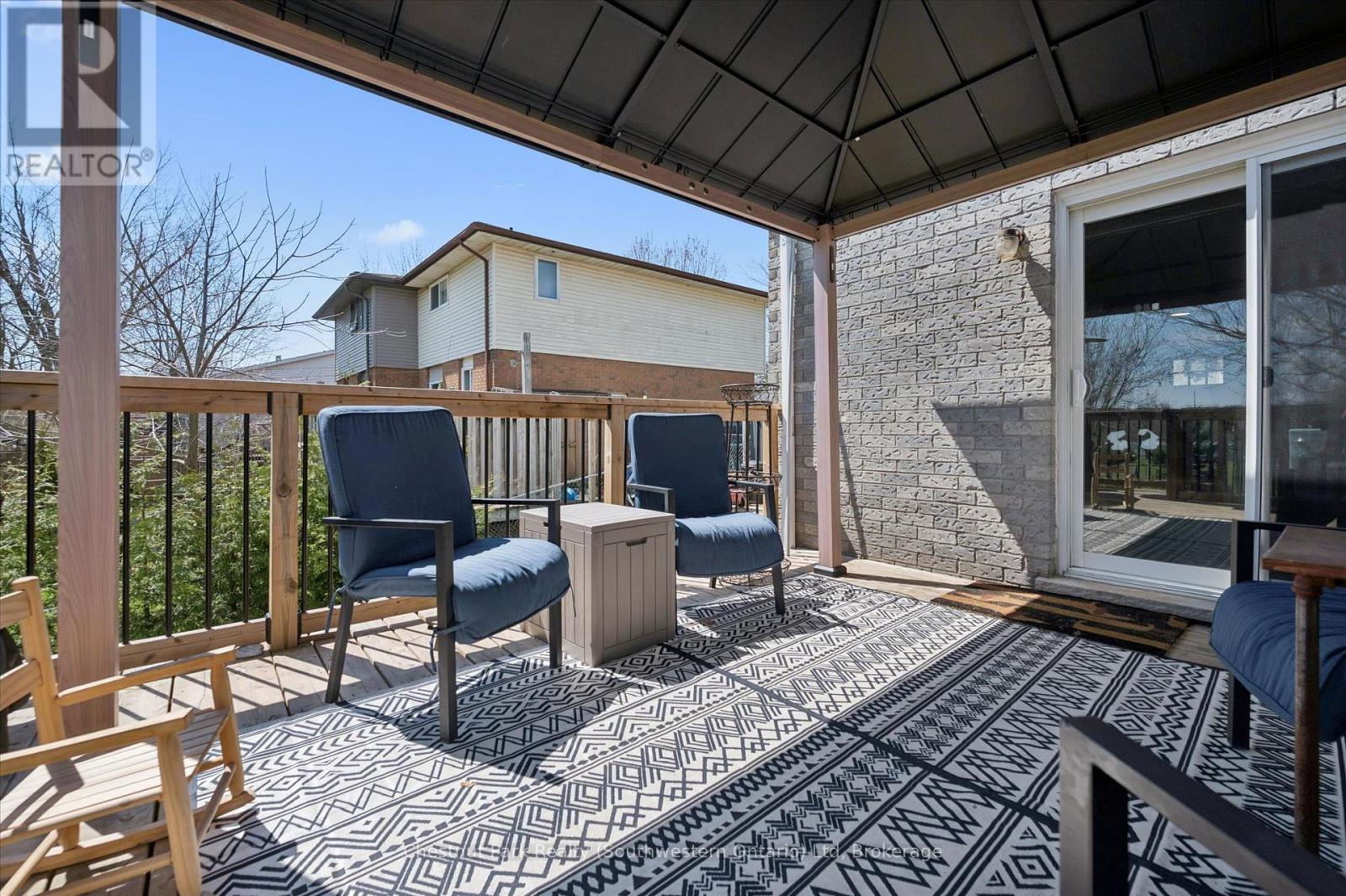33 WILSON CRESCENT - 36