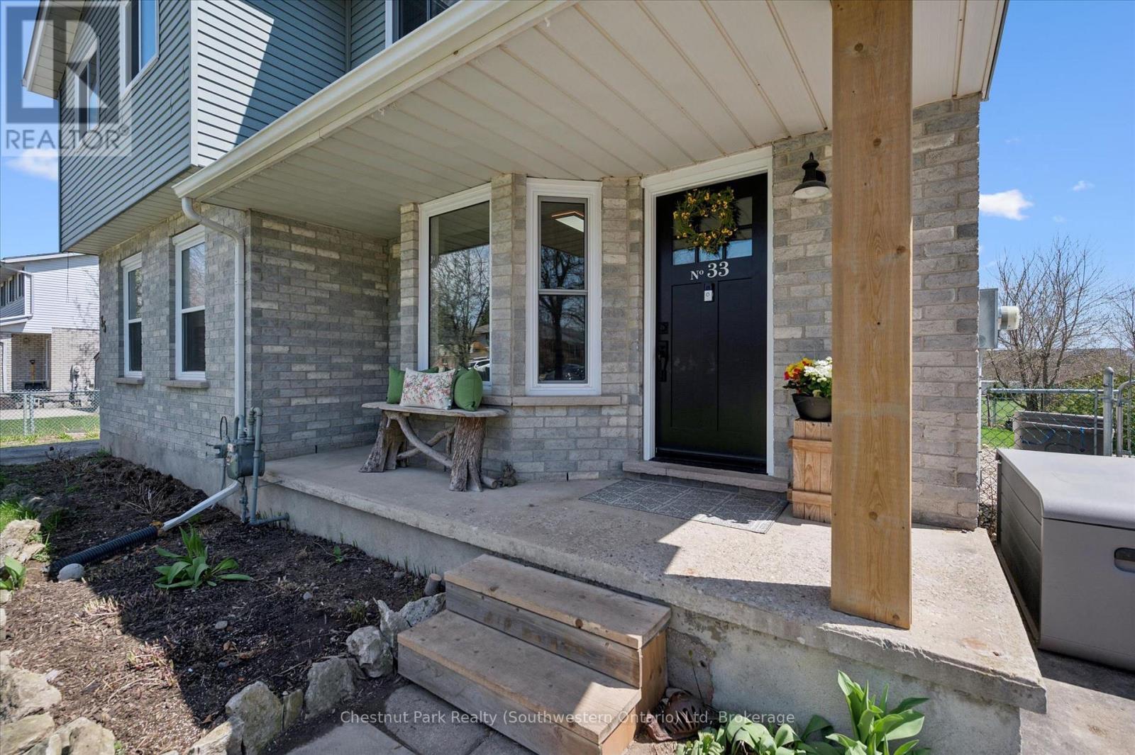 33 WILSON CRESCENT - 4