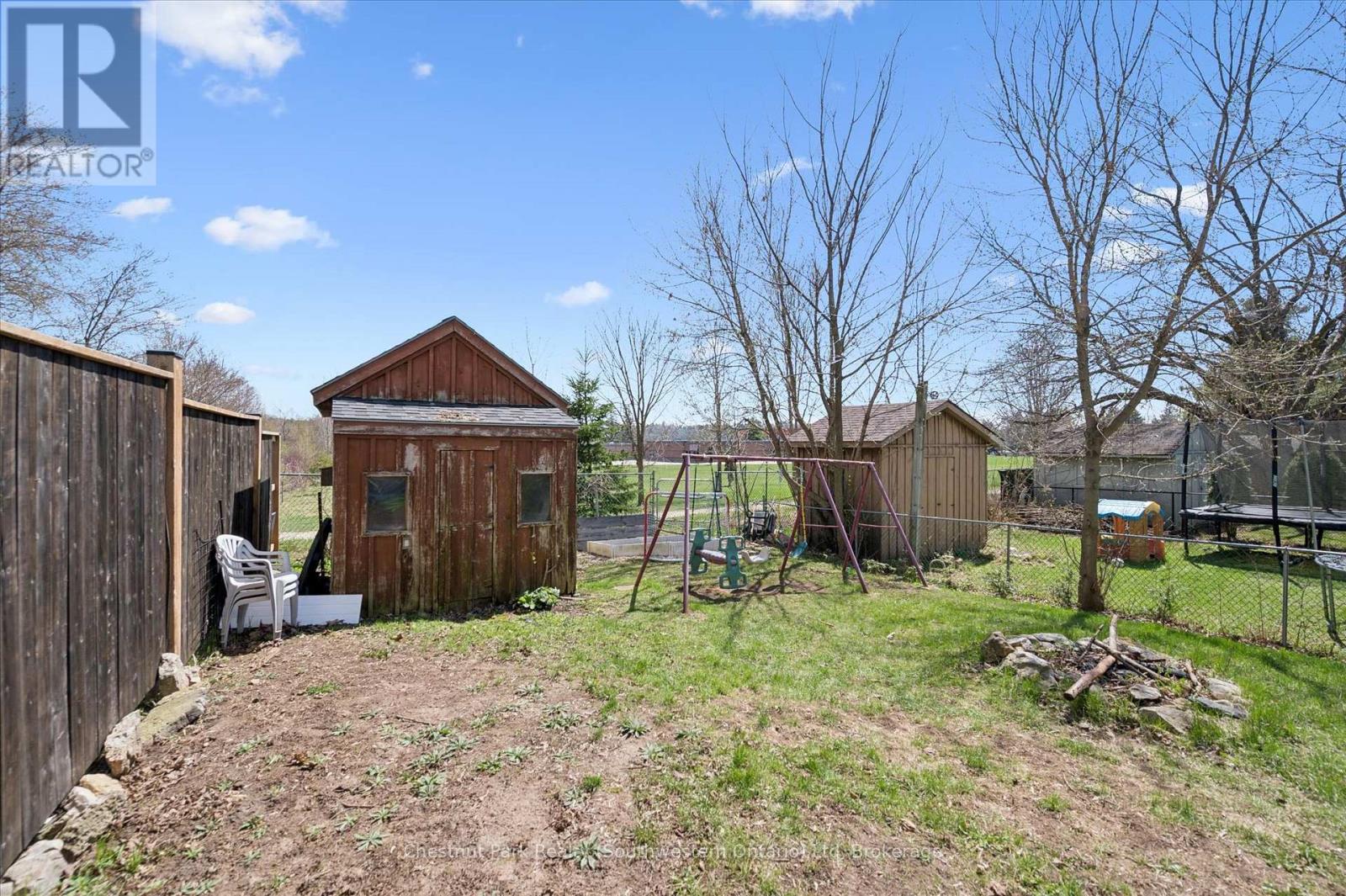 33 WILSON CRESCENT - 40