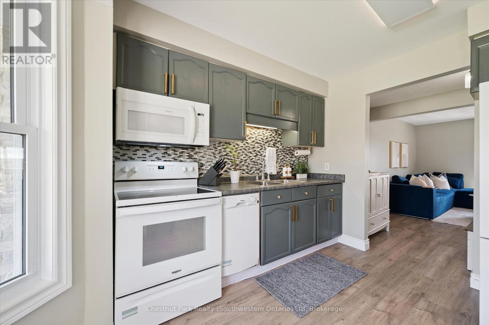 33 WILSON CRESCENT - 6