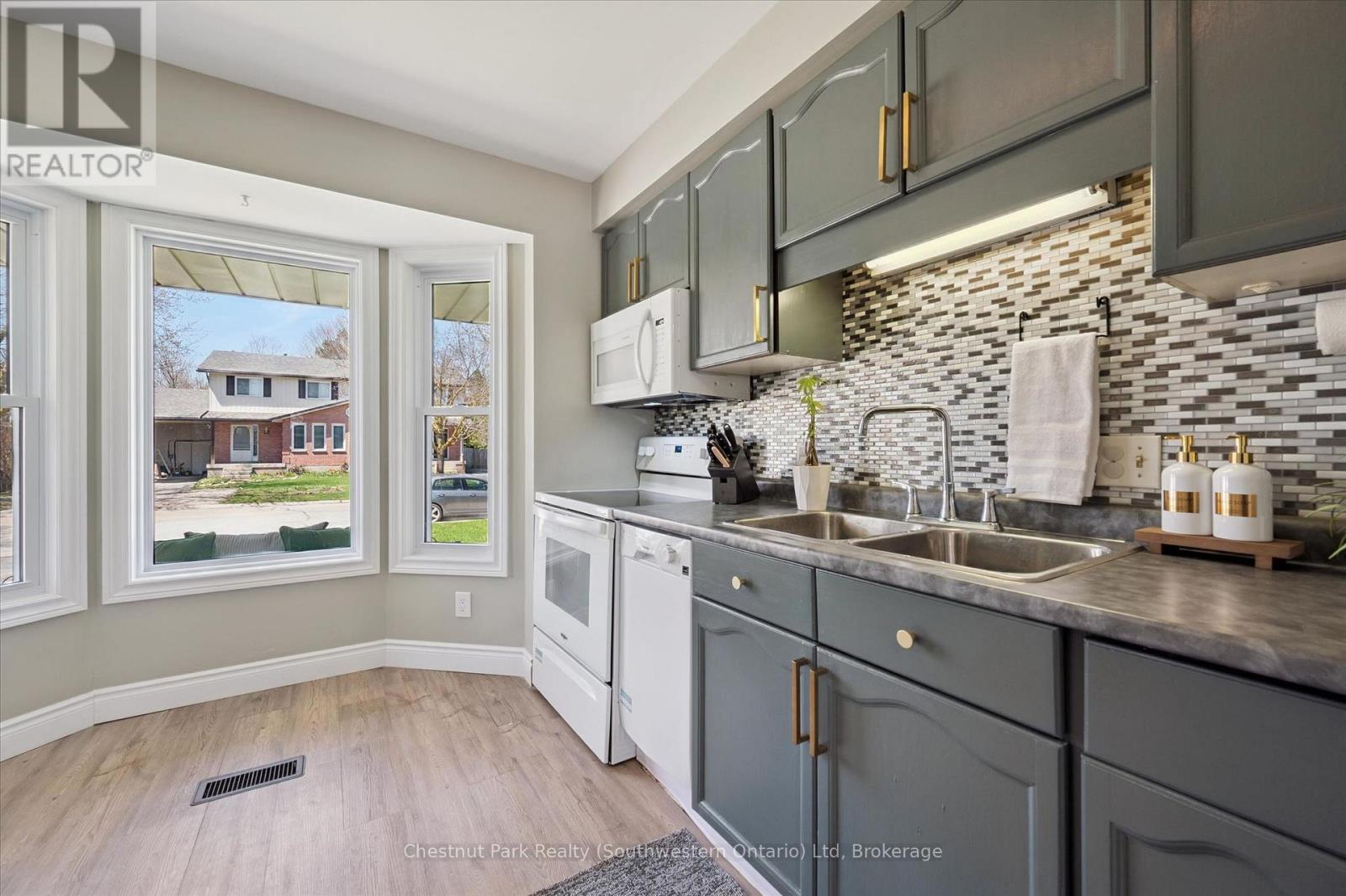 33 WILSON CRESCENT - 8