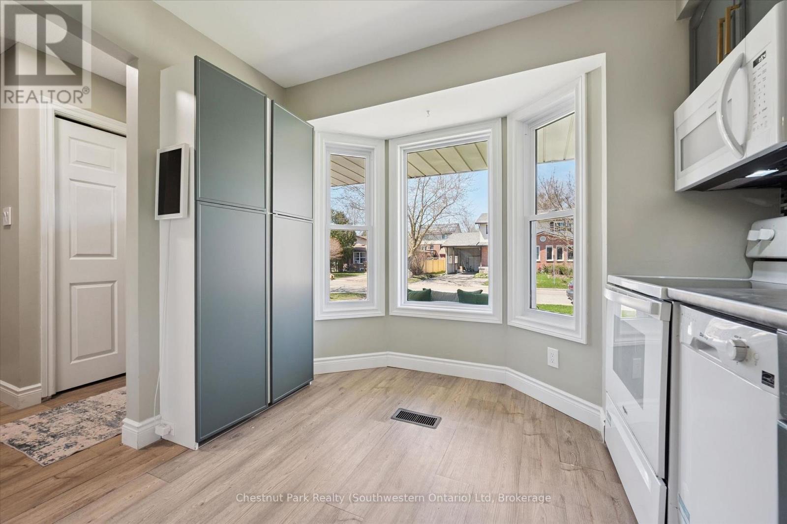 33 WILSON CRESCENT - 9