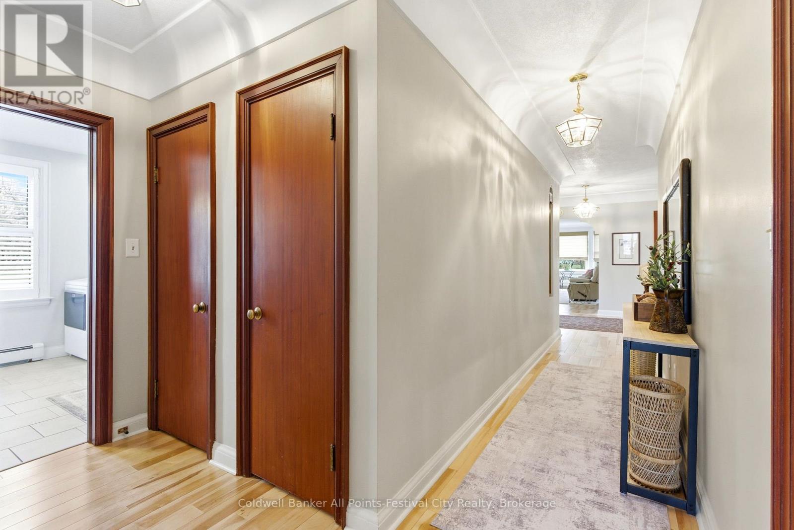 101 WATERLOO STREET N - 20