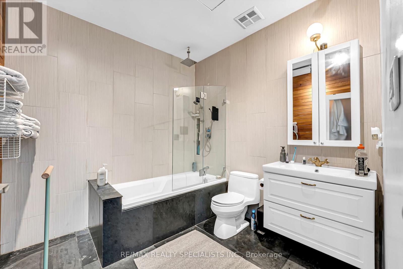 #520 68 BROADVIEW AVENUE - 23