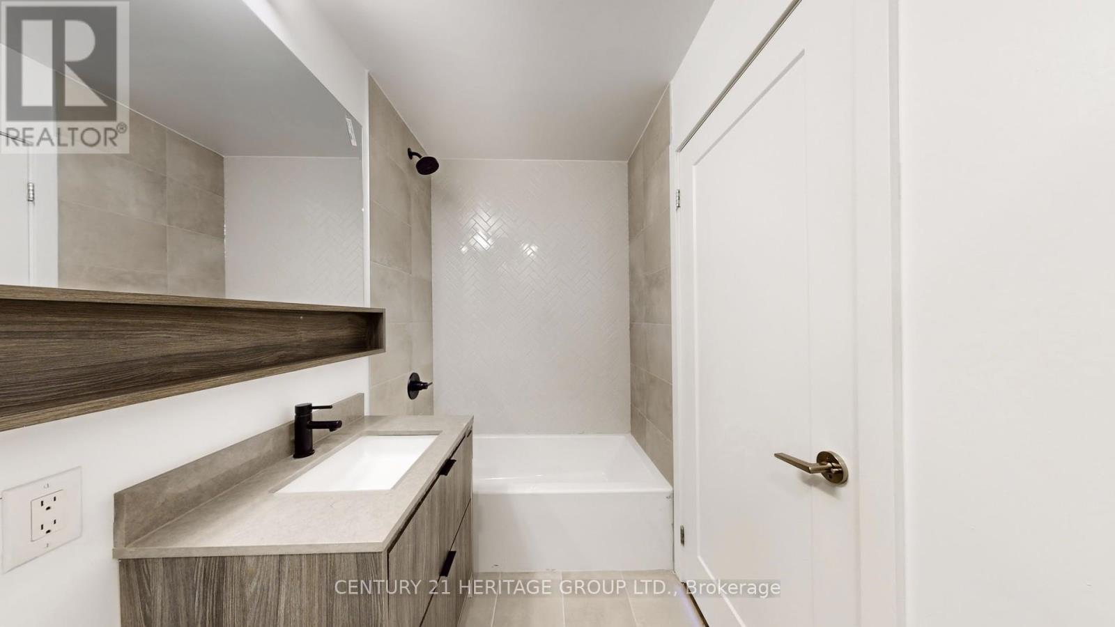 #225 8888 YONGE STREET - 26
