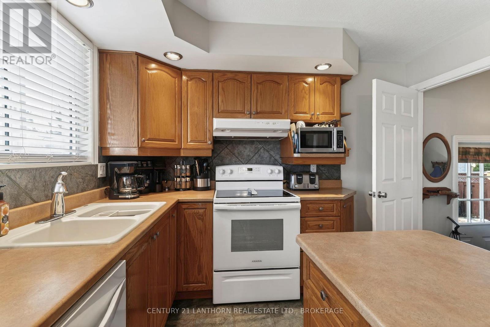 417 BEACH AVENUE — photo 10