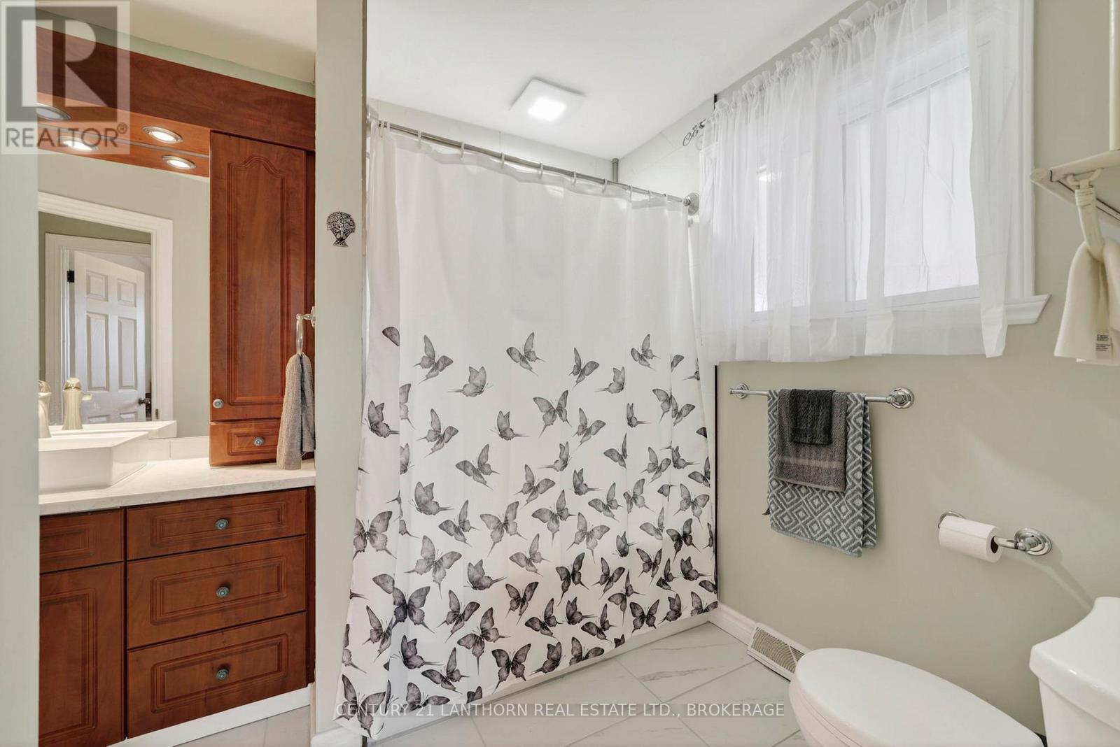 417 BEACH AVENUE — photo 17