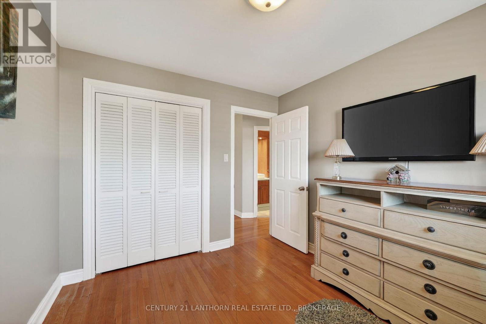 417 BEACH AVENUE — photo 23