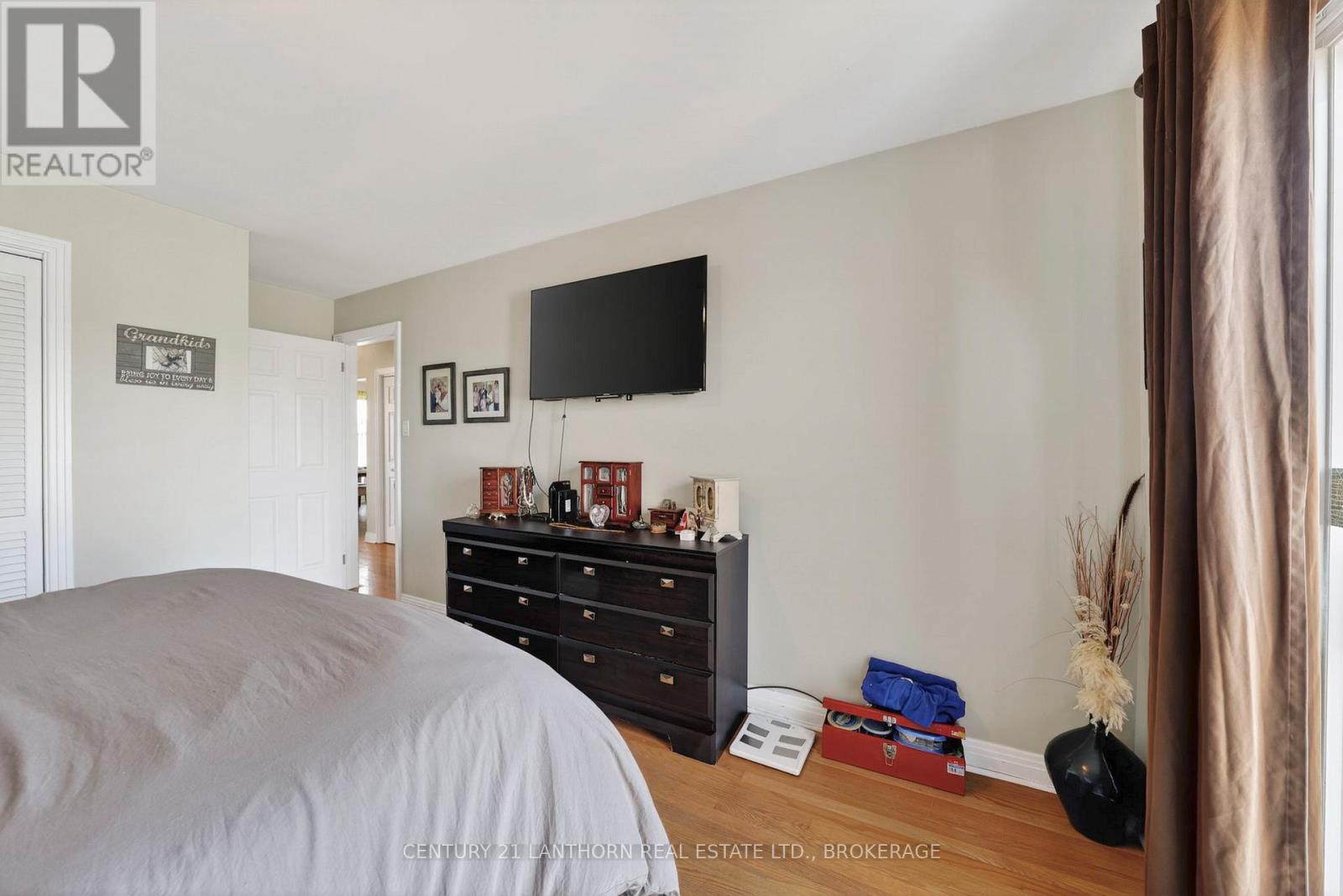 417 BEACH AVENUE — photo 26